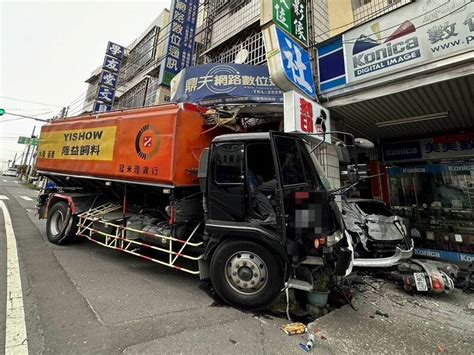 轟！彰化驚傳大貨車撞進民宅 司機一度受困幸運僅受輕傷 社會 自由時報電子報