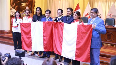 Con banderazo se despidió a la delegación peruana que participará en