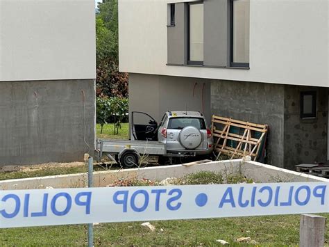 Preminuo vozač 70 prošao kroz dva dvorišta i završio kraj kuće foto