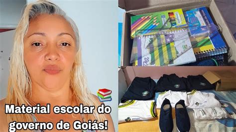 Mostrando o kit de material escolar e uniforme do governo de Goiás