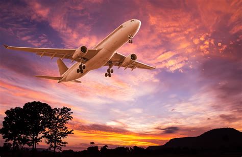 Stunning Sunset Sky: 4K Ultra HD Wallpaper of a Passenger Plane