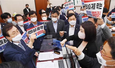 야당 반대 속 언론중재법 처리 강행 부산의 대표 정론지 국제신문