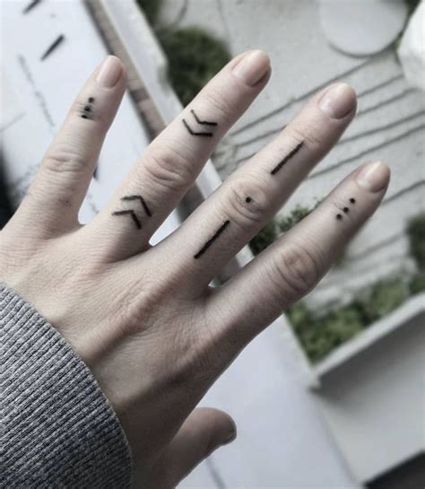 Finger Tattoo Ideen Und Ihre Bedeutung Hand Tattoos Finger