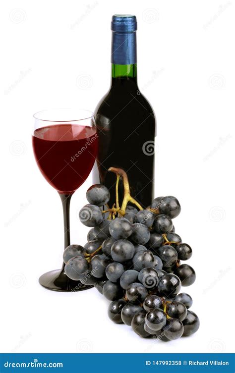 Vinho Tinto E Grupo De Uvas Em Um Fundo Branco Foto De Stock Imagem