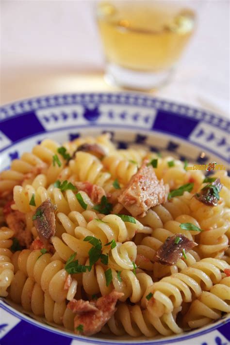 Fusilli Al Mare Di Campo Con Sugo Di Tonno E Acciughe Anche Senza Glutine