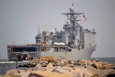 Photos Ride The Navys Hovercraft Lcac And Lcu Business Insider