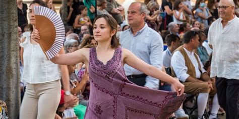 El Ball Del Paga Li Joan Per La Festa Major De Sant Cuga