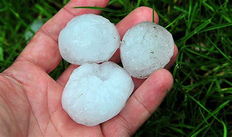 Spur Der Verw Stung Schwere Unwetter Und Riesige Eiergro E Hagelk Rner