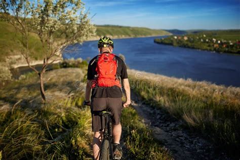 Tylni Widok Cyklista Jazda Z Rowerem G Rskim Na Ladzie Nad Rzeka Obraz