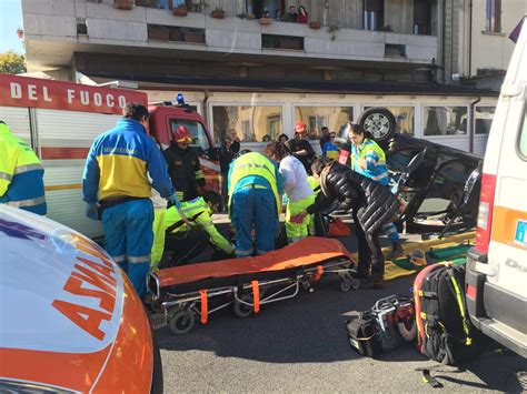 Incidente Panda Si Ribalta E Finisce Sulle Auto In Sosta Video