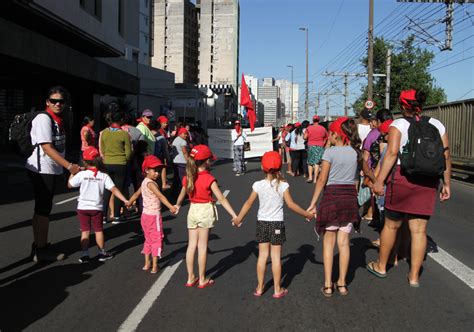 Mulheres Tomam As Ruas De Porto Alegre Por Direitos Extra Classe