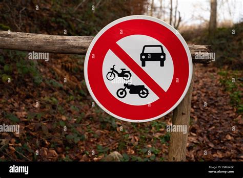 accès interdit aux véhicules à moteur Signalisation routière Code de