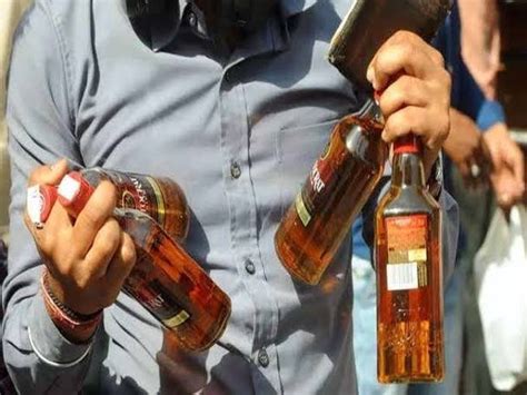 Jagraon Liquor Smuggler Arrested 20 Bottles Recovered जगराओं में शराब तस्कर गिरफ्तार चंडीगढ़