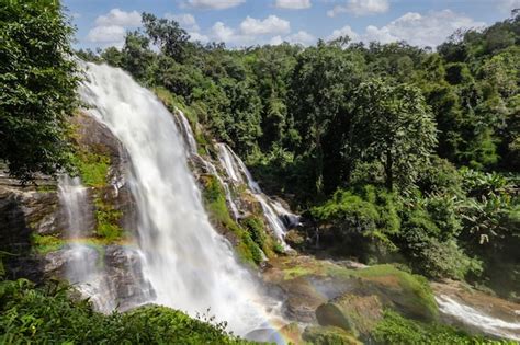 La Cascada De Wachirathan Es Una De Las Famosas Cascadas En El Parque