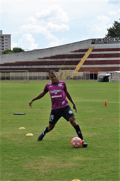 XV anuncia zagueiro e lateral direito como reforços e define elenco