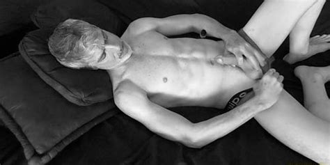 MANPUPPY Hot DILF Richard Lennox Jacks His Throbbing Cock As He Vapes Tnaflix