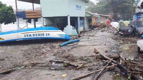 Gelombang Tinggi Di Pesisir Jabar Bey Machmudin Minta Nelayan Di