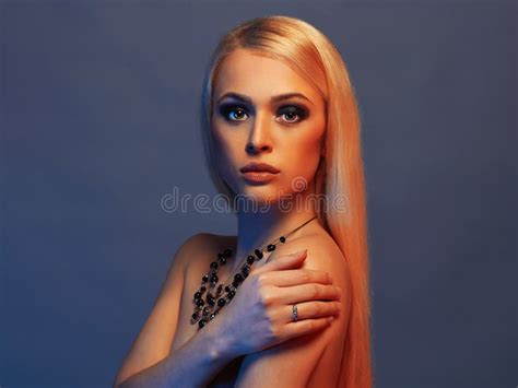 Belle Femme Blonde Sexuelle En Bijoux Image stock Image du blonde coloré 68408861