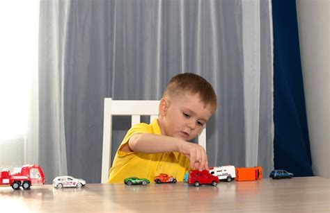 Niño Está Jugando Con Coches De Juguete En Casa Sus Coches Son Su Cosa