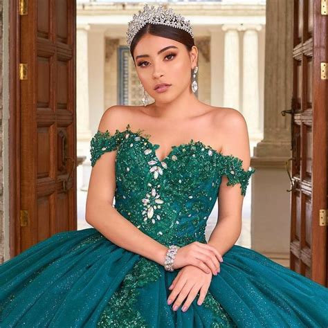 Pin By Isabel Draiman On Xv Verde Quincenera Dresses Quince Dresses Burgundy Quinceanera Dresses