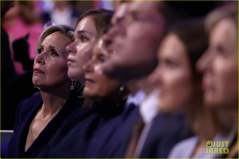 Tim Walzs Son Gus Breaks Down In Tears During Emotional Dnc Moment