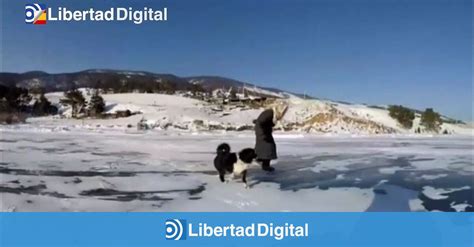 La Abuela Rusa Que Recorre El Lago Baikal Con Unos Patines De La