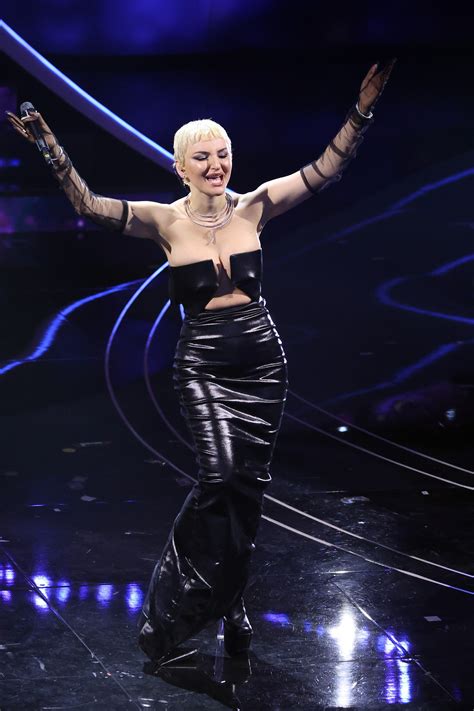 Arisa a Sanremo 2023 i tacchi vertiginosi e l abito di Rick Owens già