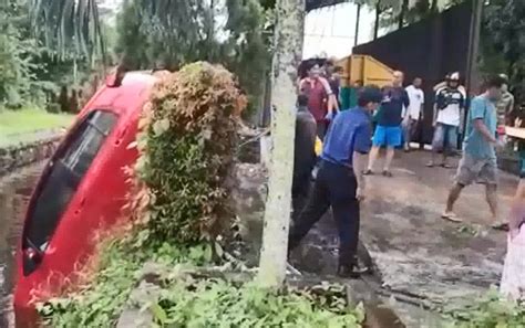 Salah Injak Pedal Rem Minibus Di Palangka Raya Masuk Kali