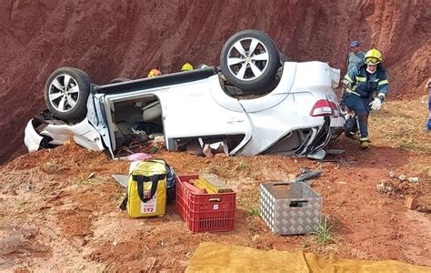 Caminhonete De Luxo Capota E Cai Dentro De Cratera S Margens Da Pr