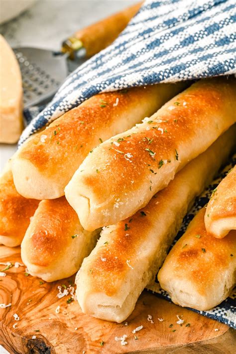 Copycat Olive Garden Breadsticks - Balancing Motherhood