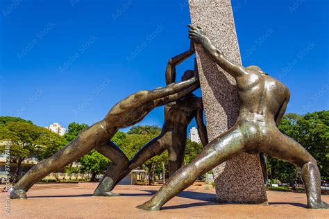 Detalhe da Praça Cívica em Goiânia Monumento das Três Raças céu