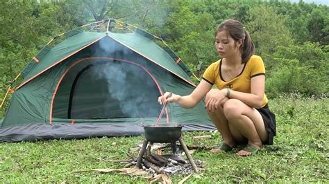 Solo Camping Cooking Bathing In The Stream Enjoy The Beautiful