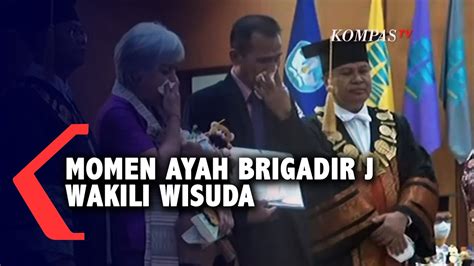 Haru Momen Ayah Brigadir J Menangis Wakili Wisuda Yosua Jadi Sarjana