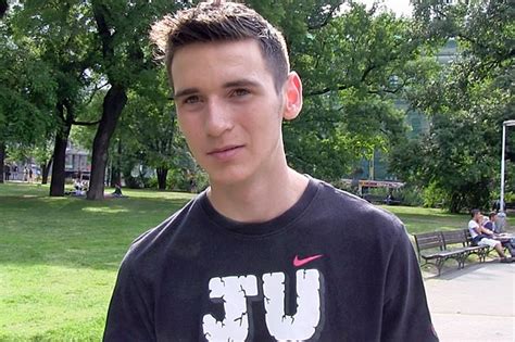 Vierge du cul dépucelé du trou par un gay viril GayMobile fr