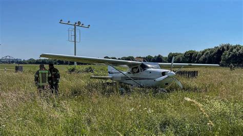 Großeinsatz am Flughafen Hamburg Flugzeug stürzt hinter Startbahn ab