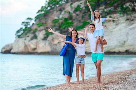 Fam Lia Bonita Feliz As Crian As Na Praia Imagem De Stock Imagem