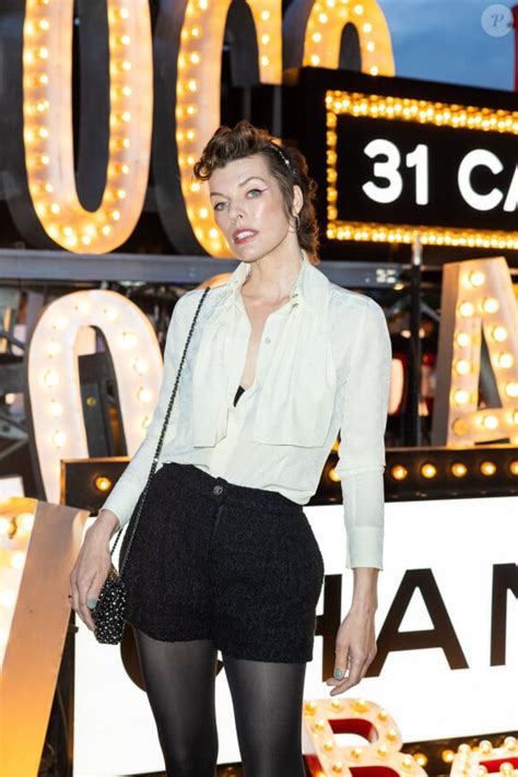 Photo Milla Jovovich Photocall Du Défilé Chanel Collection