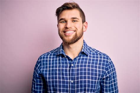 Joven Guapo Rubio Con Barba Y Ojos Azules Con Camisa Casual De Pie Con