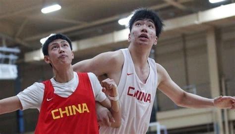 官宣！18岁天才中锋加盟cba，2米23比肩姚明，球迷：周琦接班人！东方体育