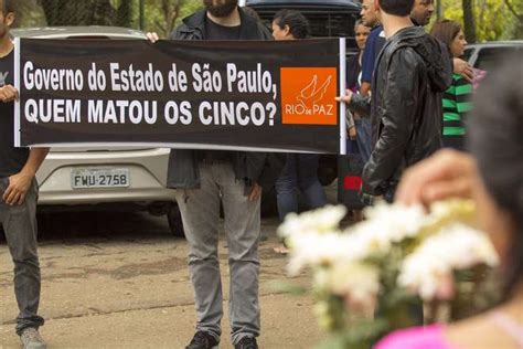 Corpos de jovens mortos são enterrados 12 11 16 BRASIL Jornal