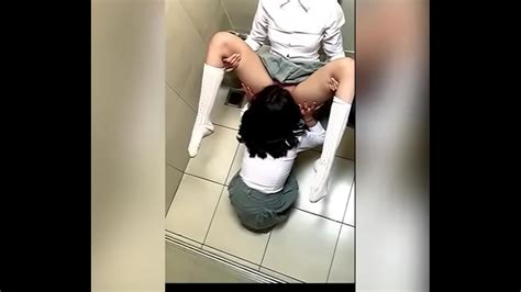 Dos Estudiantes Latinas Tocándose En El Baño De La Escuelaand