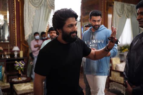 Allu Arjun Visits The Sets Of F Spends Time With Venkatesh And Varun