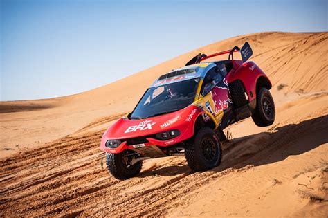 Dacia correrá el Dakar 2025 con Sébastien Loeb y Cristina Gutiérrez