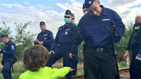 La Tierna Foto De Un Niño Refugiado Y Un Policía Húngaro Recorrió El