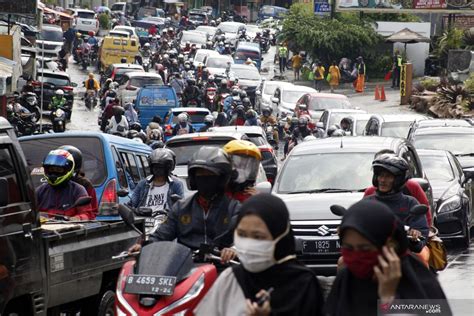 Kepadatan Jalur Wisata Puncak Bogor Antara News