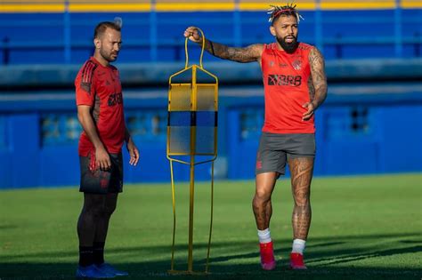 Bastidores Gabigol e Everton Ribeiro motivam vestiário do Flamengo