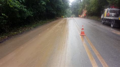 Rio Santos é liberada após limpeza de trecho deslizamento de terra