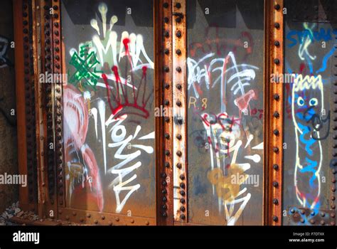 Graffiti De Pandillas En Puente De Ferrocarril Fotograf A De Stock Alamy