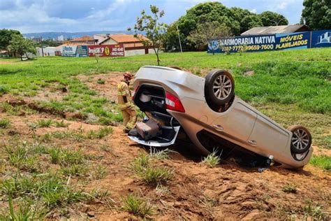 Carro capota na BR 020 e idosa de 75 anos é transferida para hospital