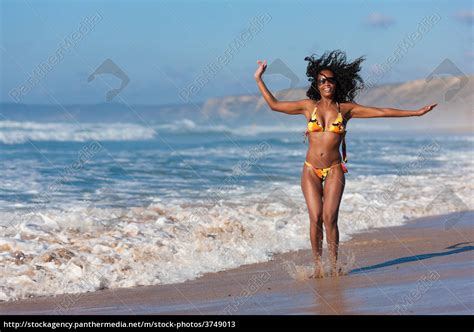 Attraktive Frau Im Bikini Am Strand Stockfoto Bildagentur PantherMedia